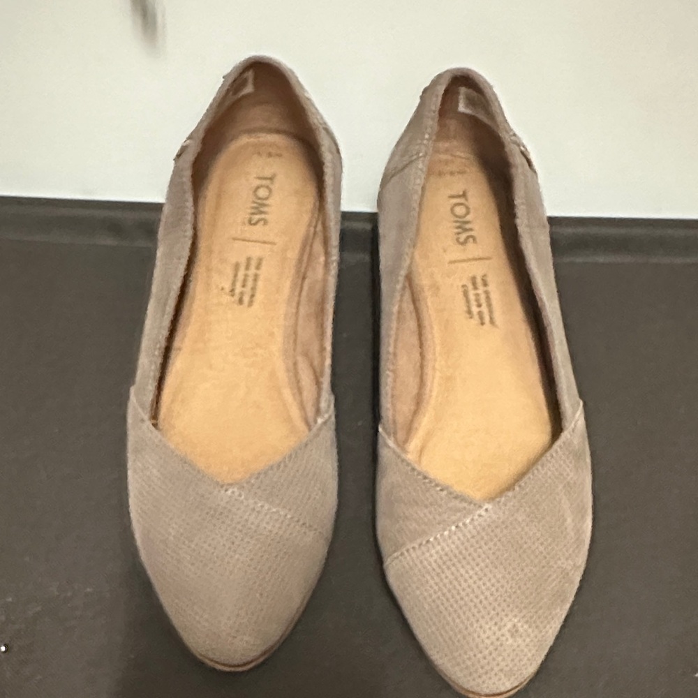 TOMS Women's Beige Textured Flats